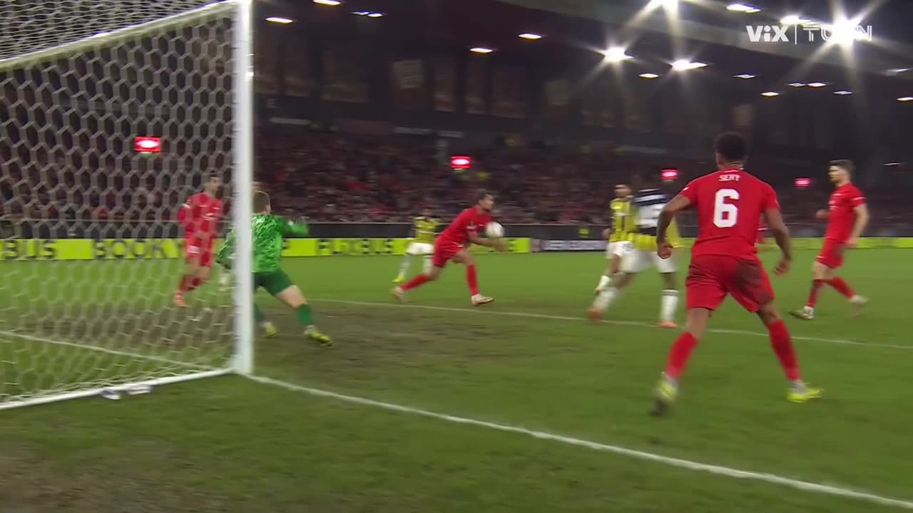 ¿Y esa mano? El Fenerbahçe reclamaba lo que parecía un penal claro pero el árbitro dijo que no hay nada