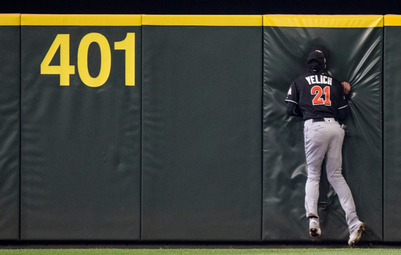 MIA 5 – 10 SEA: Christian Yelich dio una de las imágenes de la temporada al estrellarse con la barda tras realizar una gran atrapada.