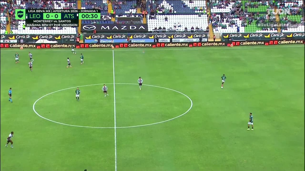 Arranca el partido y la pelota está en juego.
