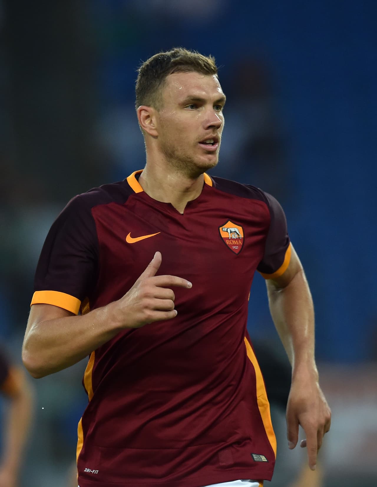 Edin Dzeko es nuevo jugador de la Roma de Italia. El delantero bosnio deja al Manchester City luego de un pago cercano a los 20 millones de euros para jugar con la Loba de Totti y compañía.