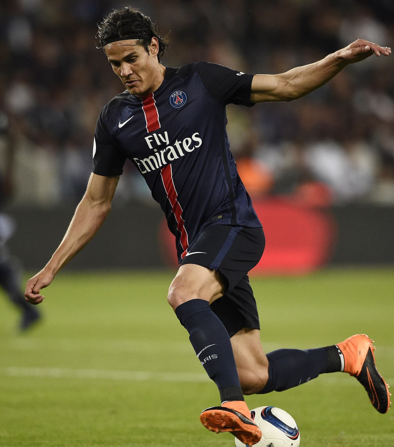 Edinson Cavani está en la órbita de Arsenal de la Premier League, según información del ‘Daily Telegraph’. Desde la temporada pasada se especula que el delantero uruguayo no está cómodo en el PSG pese a marcar 32 goles en 53 partidos. El equipo inglés lo buscaría como alternativa a Benzema. Los Gunners pagarían 42 millones de euros por el uruguayo.