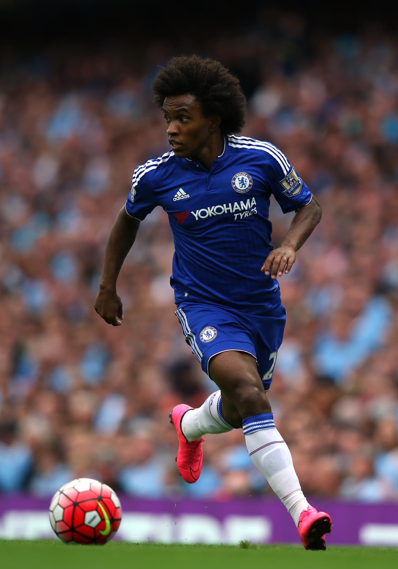 Tras la llegada de Pedro al Chelsea, Willian podría salir del conjunto de Londres con destino a una nueva liga europea. El volante brasileño fue ofrecido a PSG y Bayern Munich como principales destinos.