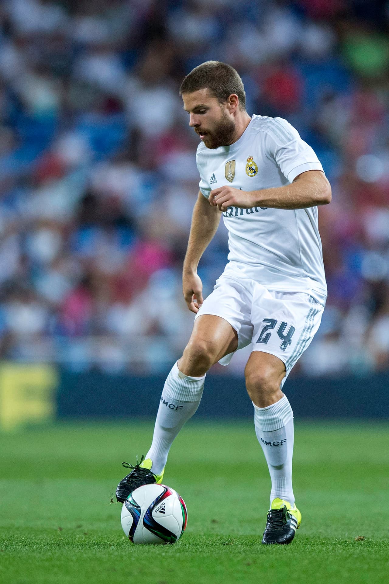 Asier Illarramendi no será más jugador del Real Madrid tras su regreso a San Sebastián. El mediocampista ya firmó con la Real Sociedad por las próximas seis temporadas tras no poder brillar dentro del conjunto merengue. El club donostiarra celebró el anuncio del regreso de Illarra con varias publicaciones en sus redes sociales donde Carlos Vela le dio la bienvenida de vuelta a su amigo.