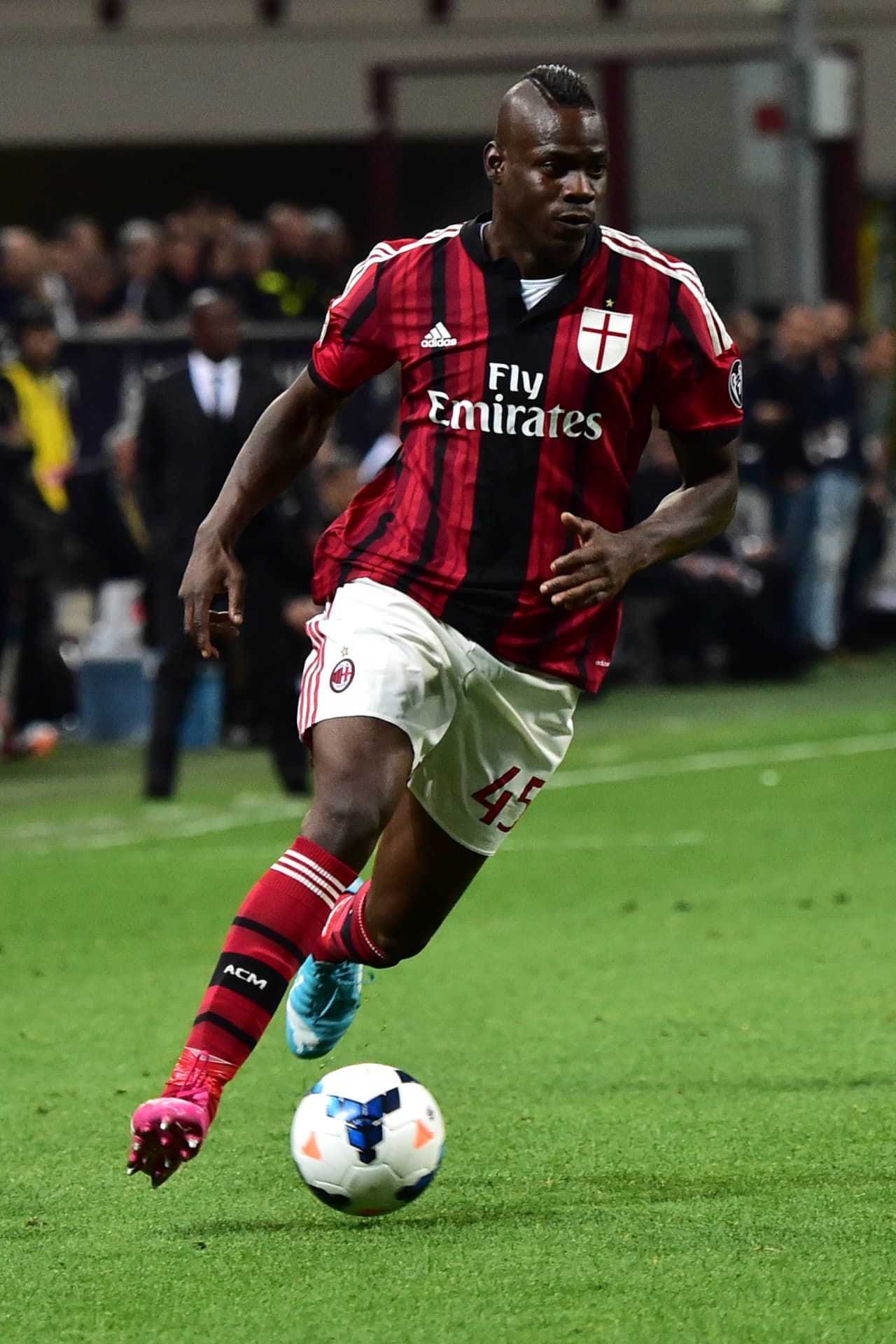 Mario Balotelli jugará otra vez en el Milan. Hace solo una temporada, el club vendió al atacante italiano por 27 millones de euros al Liverpool, que ahora le permitirá volver al club de sus amores. La noticia fue confirmada por La Gazzetta dello Spot y por el propio club lombardo. "Algunos amores no terminan, dan vueltas inmesas y después regresan", dijo el vicepresidente del club, Adriano Galliani sobre el tema. Los rossoneros pagarán parte del sueldo de Balotelli, que llegará cedido por una temporada.