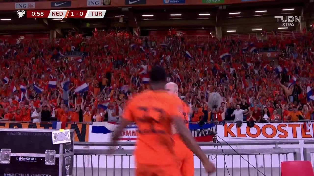 ¡GOL!  anota para Holanda. Davy Klaassen