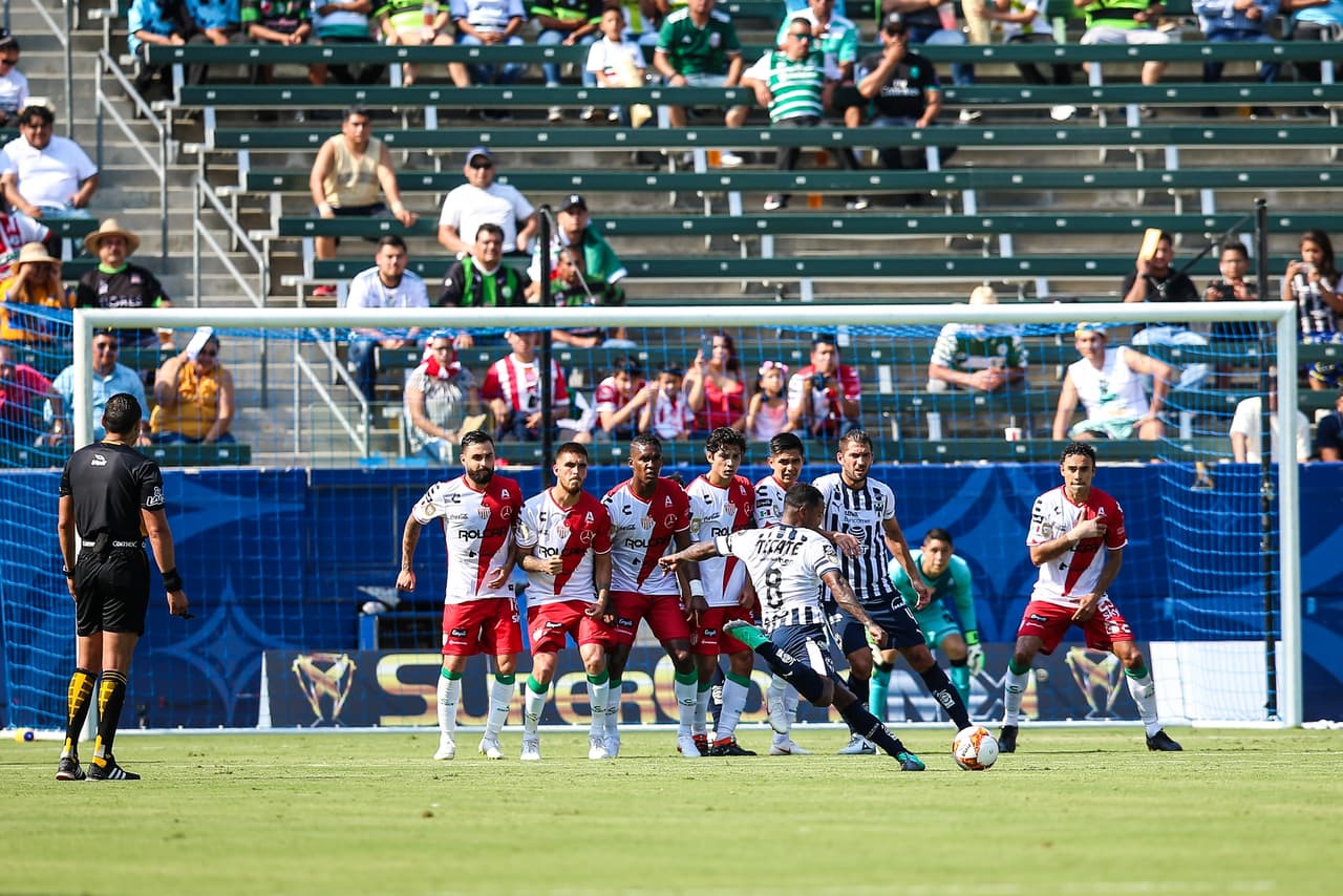 Rayados intentó reaccionar de inmediato y Dorlan Pabón tuvo este tiro libre que pasó de largo, buscando perforar la cabaña de su excompañero Hugo González.