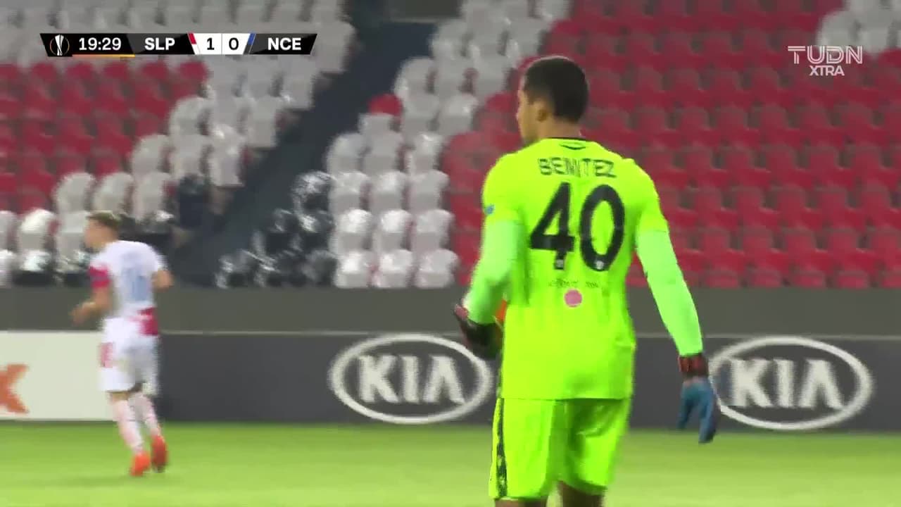 ¡TIRO ATAJADO! disparo por Lukas Masopust.