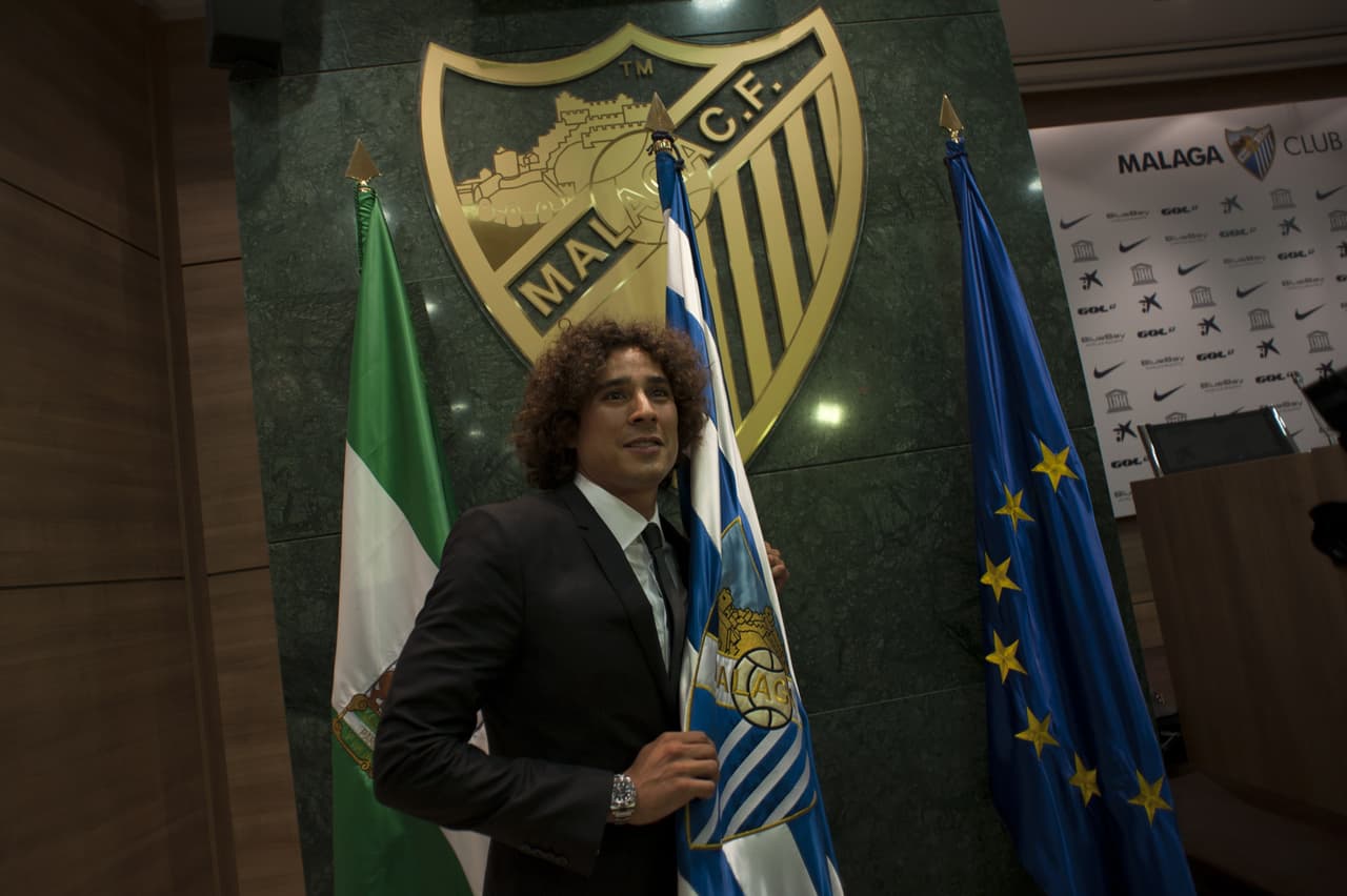Tras un gran Mundial 2014 de milagrosas atajadas bajo el travesaño que salvaron al Tri ante Brasil en Fortaleza, Ochoa fichó por el Málaga de La Liga de España.