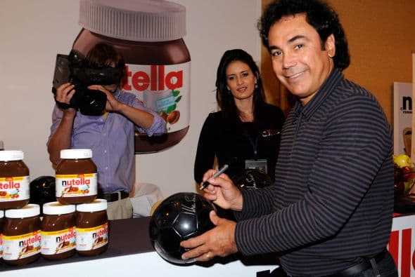 No podía faltar la oportunidad de que Sánchez firmara algunos balones.