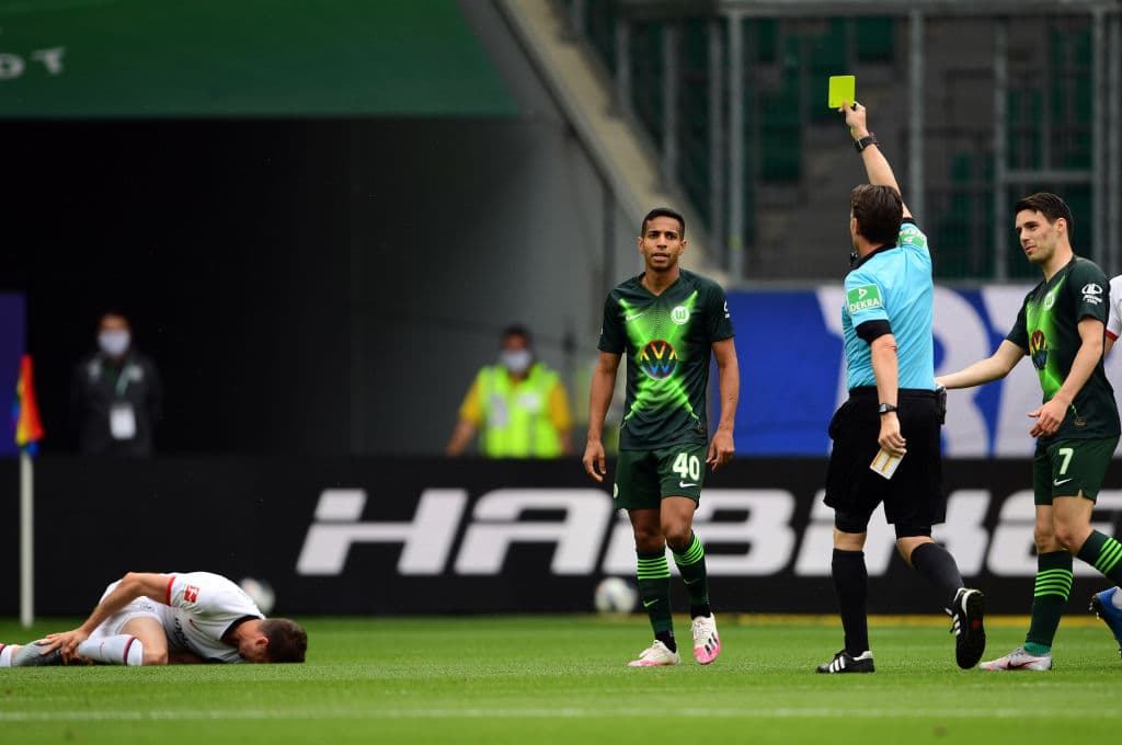Tras una dura entrada en medio campo, Joao Víctor recibe la primer tarjeta de amonestación en el encuentro.