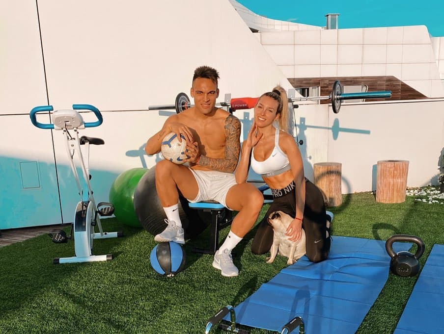 Hace ejercicio junto a su pareja, quien también disfruta ejercitarse por las mañanas o la stardes.