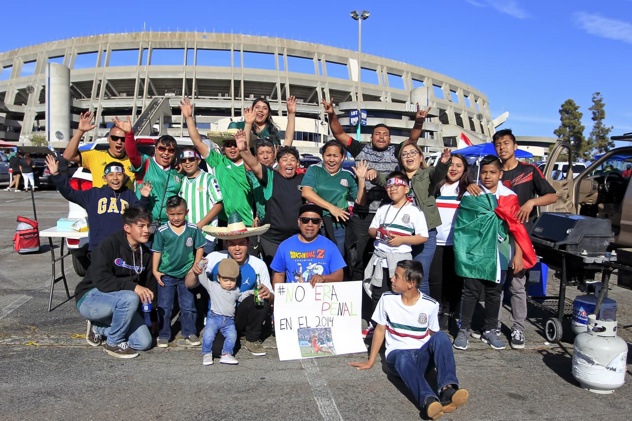 Los aficionados mexicanos viven con optimismo la antesala del juego del Tri contra Chile en San Diego, donde comenzará la era de Gerardo Martino como técnico.