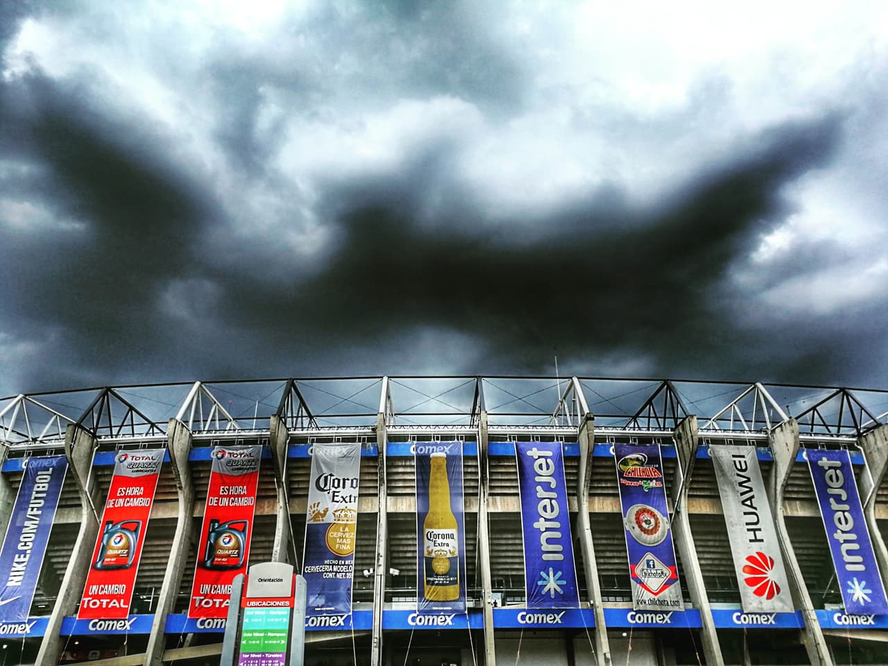Así esperaba el Estadio Azteca a las Águilas y los Tigres para una noche de buen fútbol mexicano.