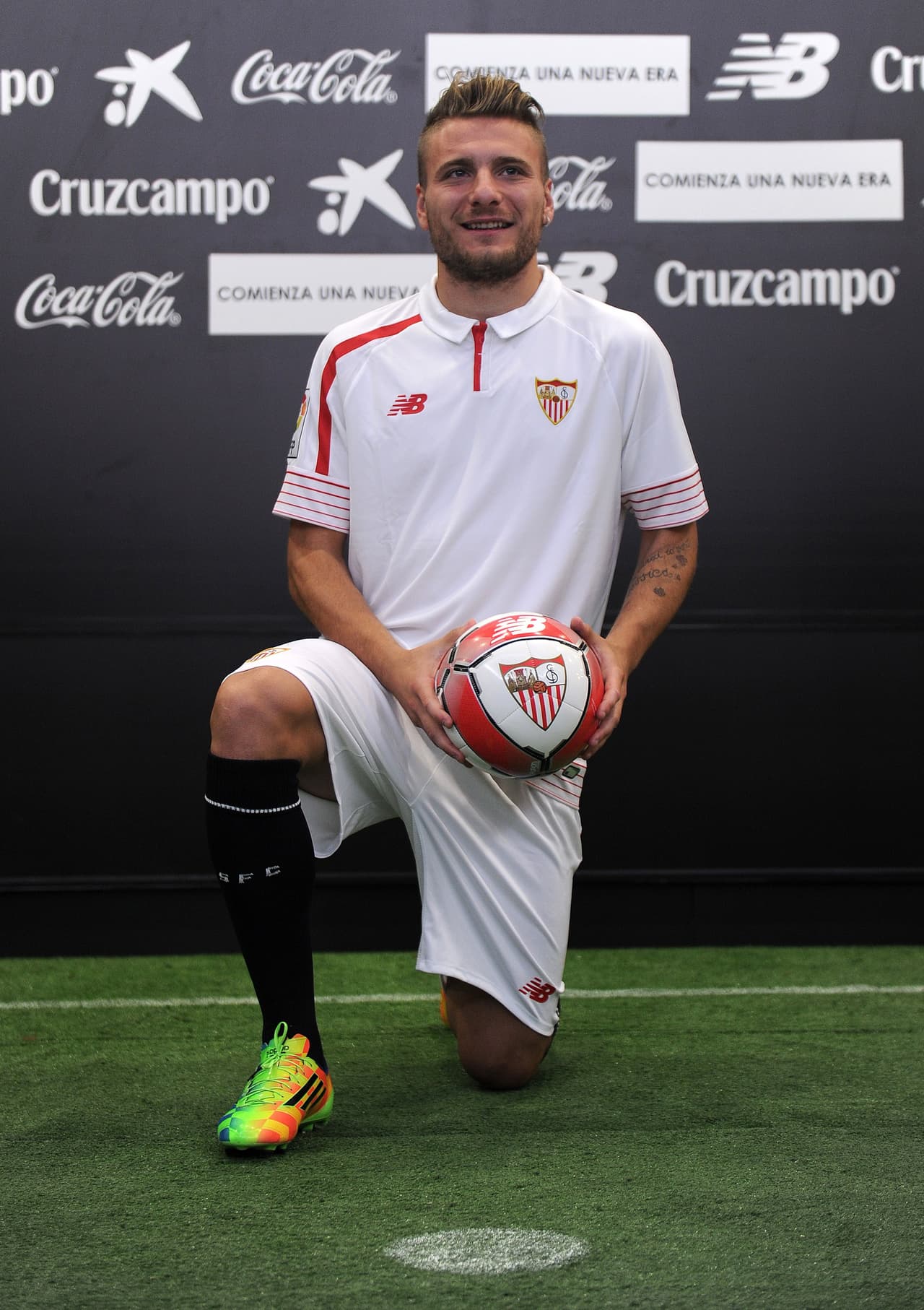 11 Ciro Immobile, Sevilla: Delantero italiano con gran proyección que ha destacado en equipos de poco renombre como el Pescara y Torino de su país pero que quedó a deber en la Bundesliga donde solo anotó tres goles con el Borussia Dortmund. Es un ariete que va bien por arriba y sabe jugar con el balón en los pies. La gran apuesta para la ofensiva del Sevilla.