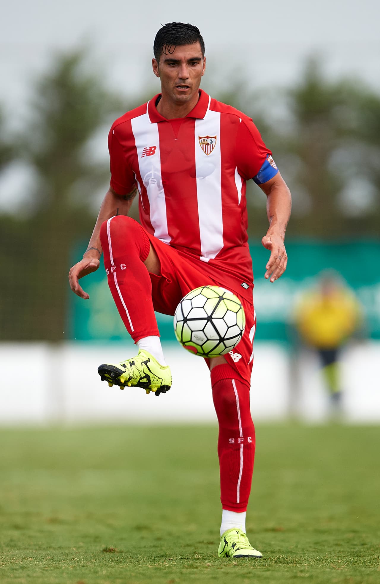 10 José Antonio Reyes, Sevilla: Es un volante español veterano surgido de la cantera del Sevilla donde ha pasado los mejores momentos de su carrera futbolística salvo los campeonatos que ganó con Arsenal y los dos grandes de Madrid, Real y Atlético entre 2003 y 2011.