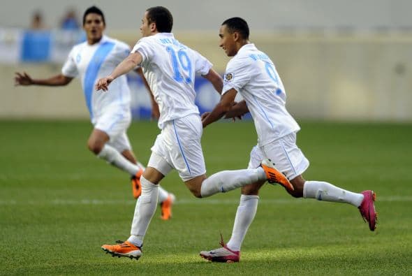 La selección de Guatemala explotó con su mejor juego ofensivo y clasificó a los cuartos de final de la Copa Oro tras golear por 4-0 a Granada en la última jornada del Grupo B.