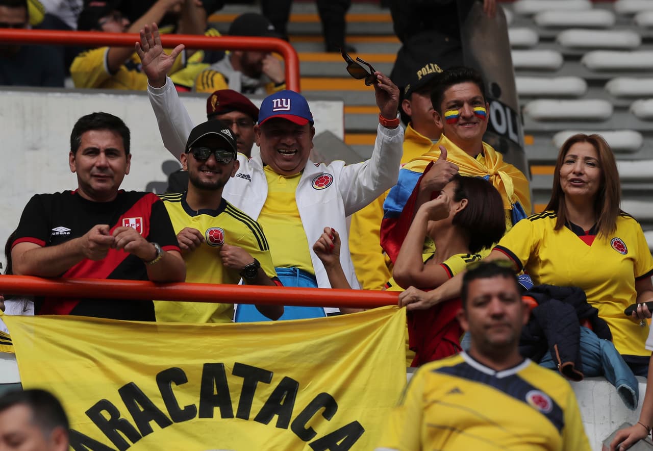 El ambiente en Lima tuvo a fanáticos peruanos y colombianos en medio de la expectativa de u partido clave para el futuro de ambos y del resto de equipos.