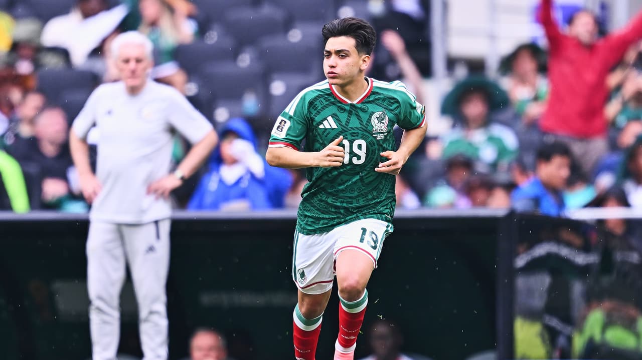 Gilberto Mora es ovacionado por la afición en el Estadio Ciudad de México