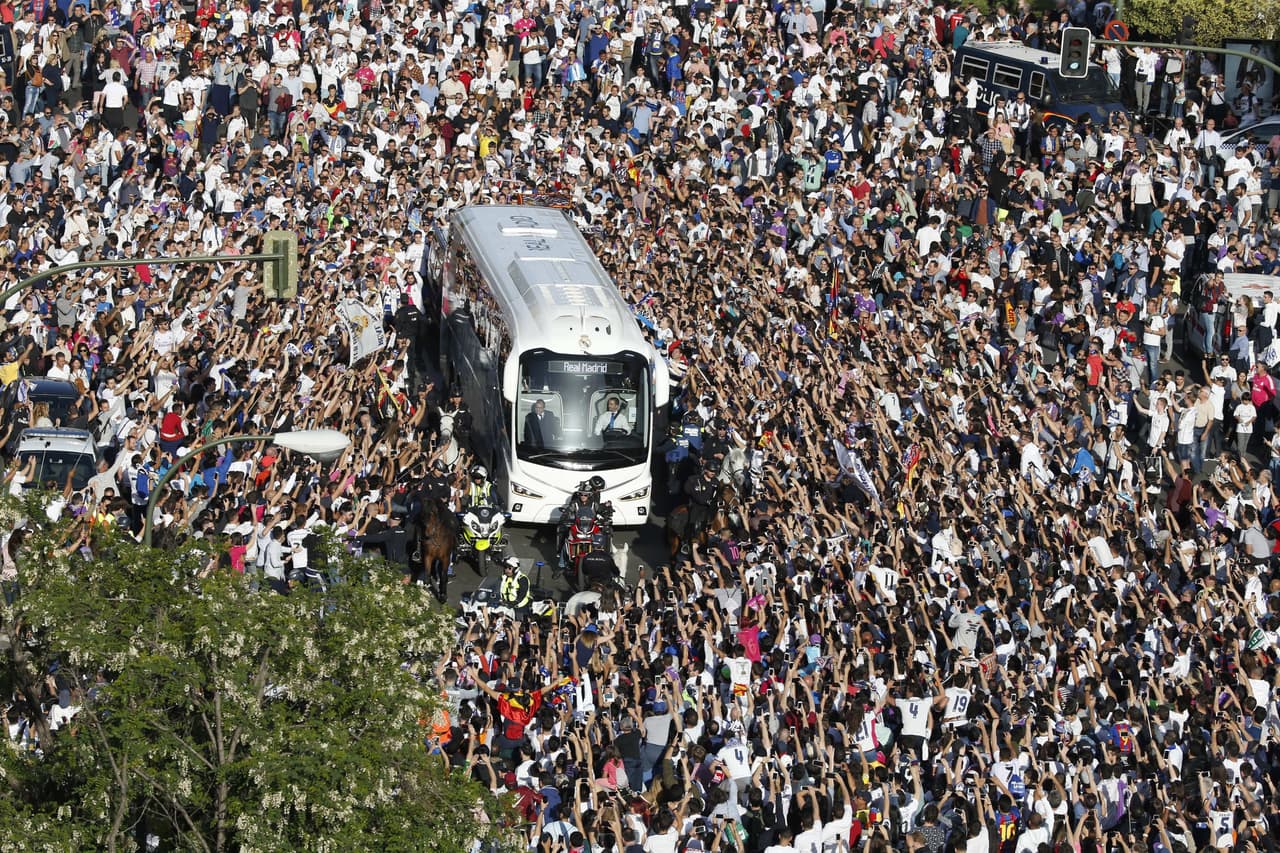 La llegada del bus de Real Madrid al estadio Santiago Bernabéu volvió a generar la emoción gigante de los hinchas. Durante la semana sucedió lo mismo previo al partido de Champions contra Bayern Munich.