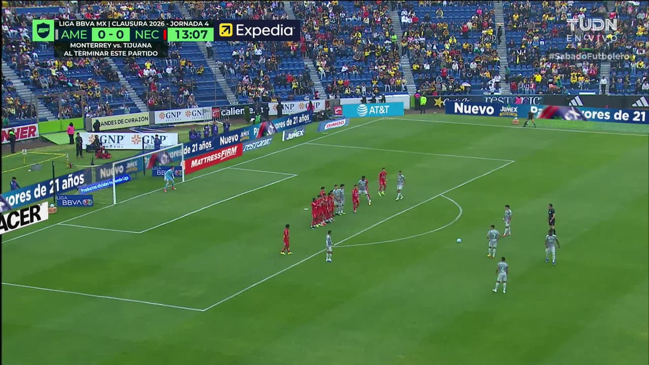 ¡CERCA! Brian Rodríguez disparó que se estrella en el poste.