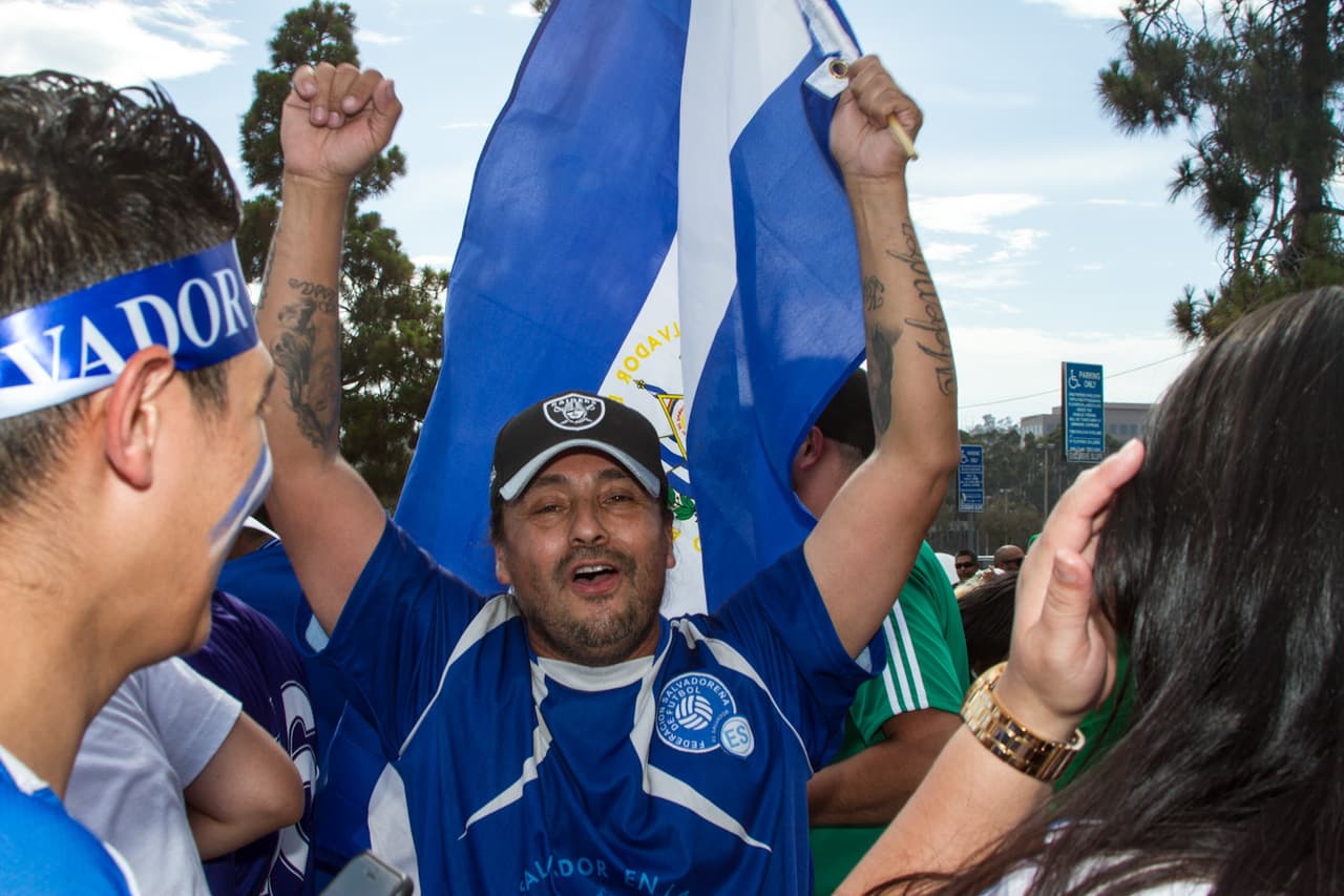 Horas antes del duelo entre México y El Salvador, los aficionados empezaron a hacer su partido en el estacionamiento del Qualcomm Stadium de San Diego, una fiesta llena de música y camaradería entre las dos naciones.