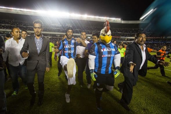 Al medio tiempo del duelo entre Querétaro y Puebla, Ronaldinho fue presentado a la afición de gallos. El brasileño fue vitoreado a pesar de no jugar.