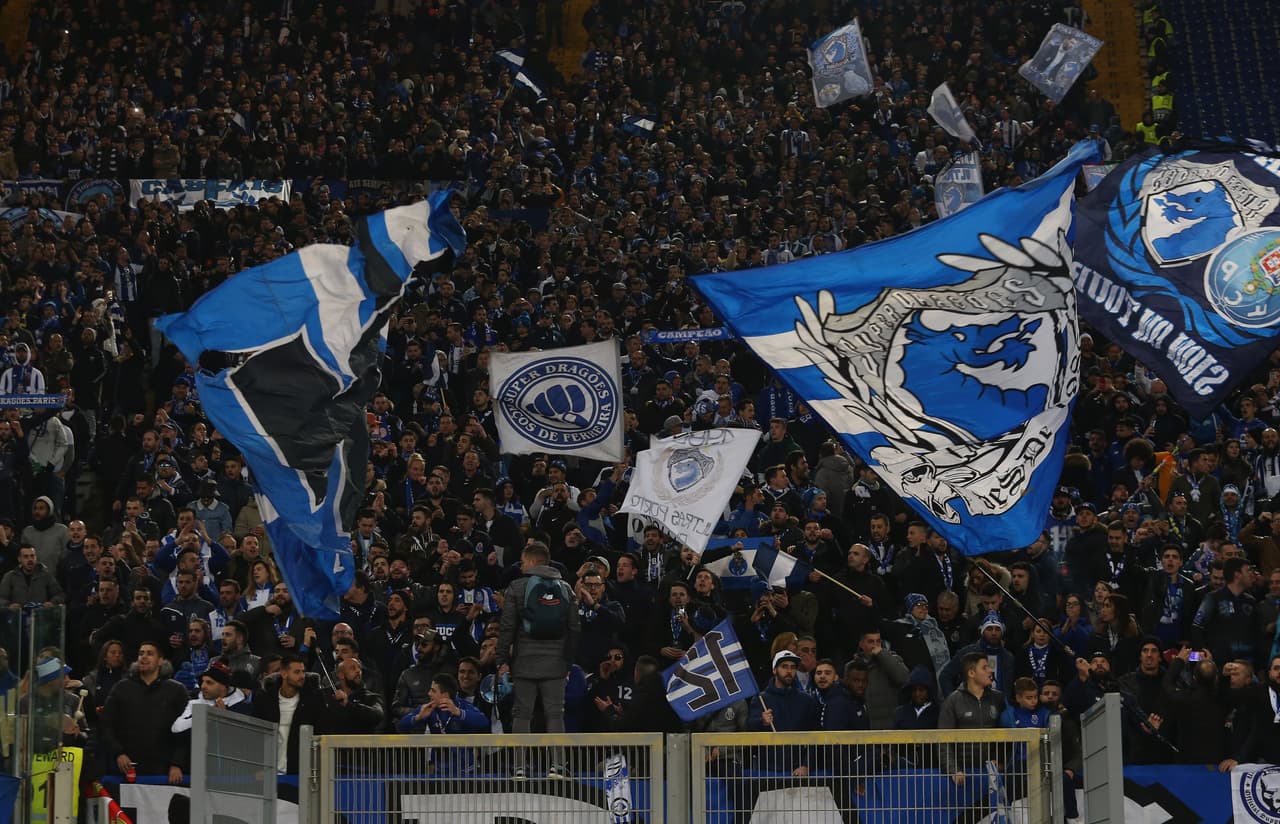 Los fanáticos le dieron un colorido propio al estadio Olímpico en el duelo entre Roma, con su vinotinto y amarillo, y Porto, con su azul y blanco, por el juego de ida de los Octavos de final de la Champions League.