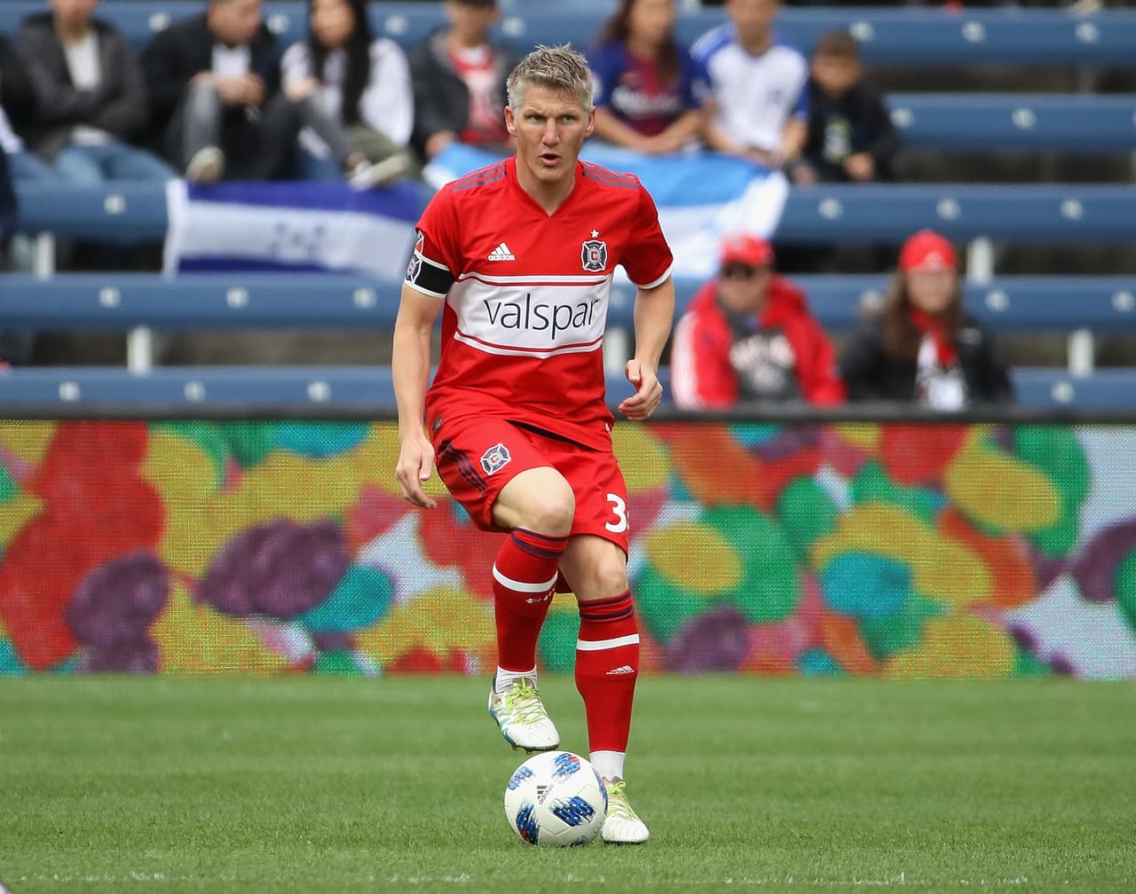 El fútbol en 
<b>Estados Unidos</b> aunque ha crecido mucho en popularidad, todavía no alcanza a estar entre los cuatro más populares, siendo el baloncesto, béisbol, fútbol americano y hockey sobre hielo los deportes principales.