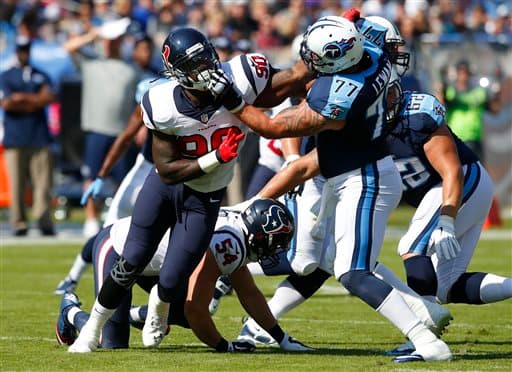 El jugador de 6-5 pies y 266 libras es un defensivo con talento y excepcional físico, pero es la presencia de J.J. Watt que ayudaría a Clowney a convertirse en un creador de juego dinámico en poco tiempo si consigue mantenerse saludable y refinando sus movimientos (AP-NFL).