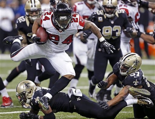 #9 Devonta Freeman, RB, Atlanta Falcons: El arribo de nuevo coordinador ofensivo a los Falcons podría ayudar a Freeman a romper la marca de las 1000 yardas como titular por vez primera (AP-NFL).