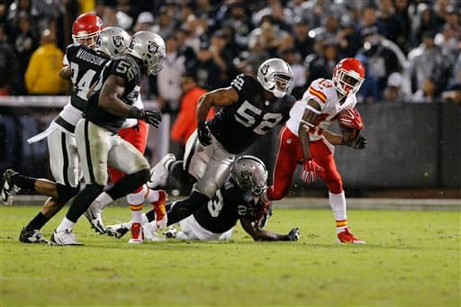 Si Mack puede refinar sus habilidades y sacar oportunidades de las capturas, podría convertirse en un creador de juego destructivo que los Raiders necesitan para contender en la Oeste AFC (AP-NFL).