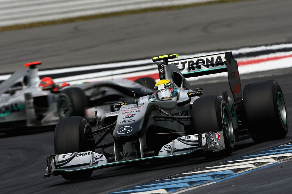 <b>Mercedes</b> revolucionó la Fórmula 1 en 2010 al producirse su
<b>regreso como equipo de fábrica</b>, con el modelo
<b>W01</b>, para ello
<b>llamaron a Rosberg junto al múltiple campeón Michael Schumacher</b> (detrás en la imagen), quien regresaba tras retirarse en 2006. En ese primer año con el equipo alemán, Rosberg logró
<b>tres terceros puestos</b>, en Malasia, China y Gran Bretaña.