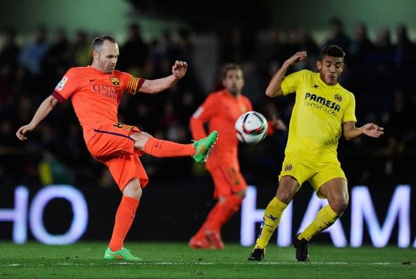 El mexicano enfrentando a Andrés Iniesta en un duelo contra el Barcelona.