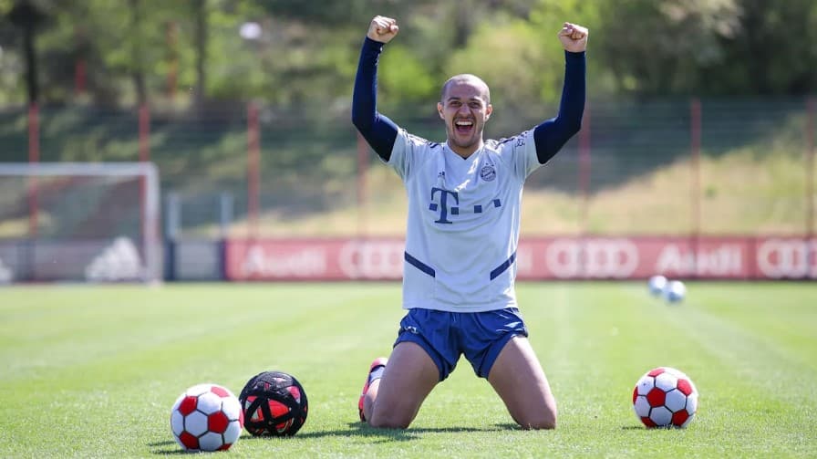 El equipo divido en seis grupos realiza ejercicios de coordinación, carreras de relevos, actividades con pelotas y anillos y, lo mejor, ¡un tiro al blanco gigante!