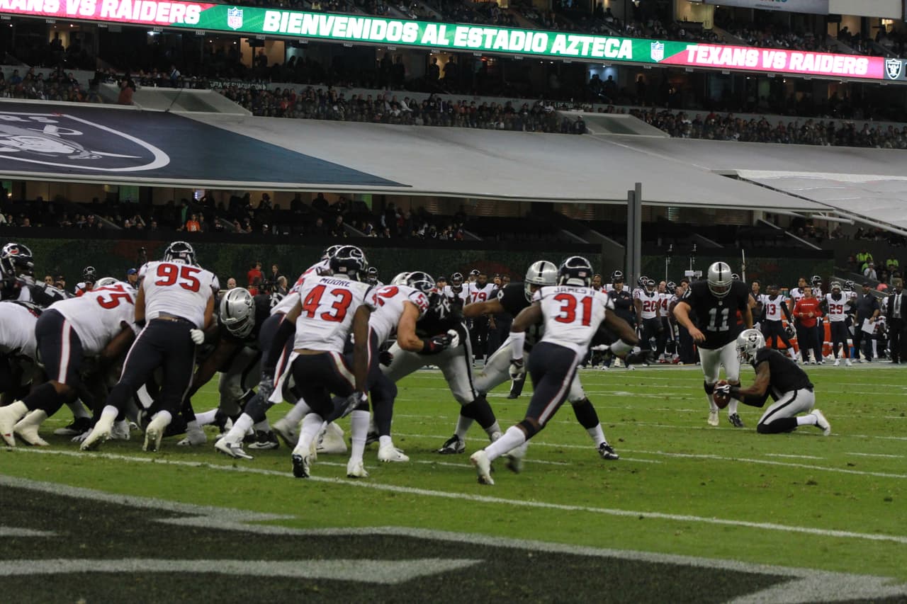 Te presentamos las mejores imágenes que nos dejó el juego entre Raiders y Texans en la cancha del estadio Azteca de la ciudad de México.