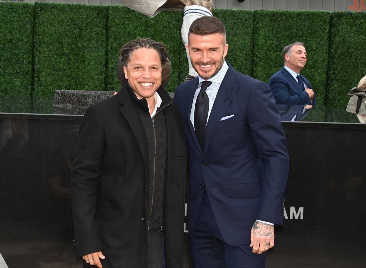 El hist´órico mediocampista estadounidense Cobi Jones (izquierda) también acompañó a David Beckham durante el homenaje.