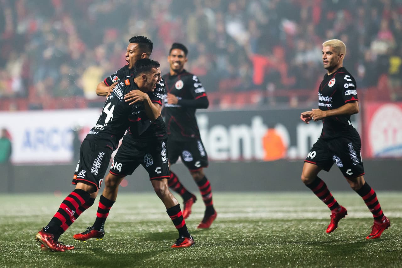 Así, a los 23 minutos, Luis Chávez prendió un disparo de larga distancia y el esférico cobró un efecto endemoniado que se combinó con la potencia.