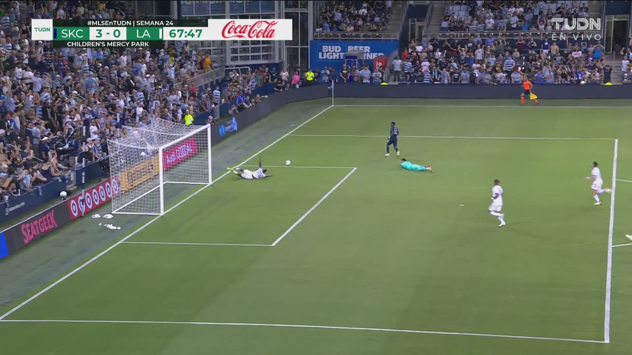 ¡La saca de la raya! Coulibaly evita el triplete de William Agada