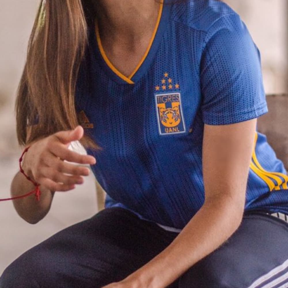 Los campeones del fútbol mexicano, tanto en la Liga MX como en la Liga MX Femenil, ya tienen su nueva armadura para estrenar en esta temporada. Pocos cambios hay en las prendas de Tigres, salvo los patrones que se manejan en la tela. Ya falta poco para que sean usadas en la defensa de sus títulos.