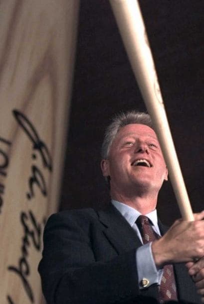 Hillerich & Bradsby ha fabricado los bates por más de 130 años y durante ese tiempo su logotipo en forma de óvalo ha sido la marca de identificación para varias generaciones de jugadores.