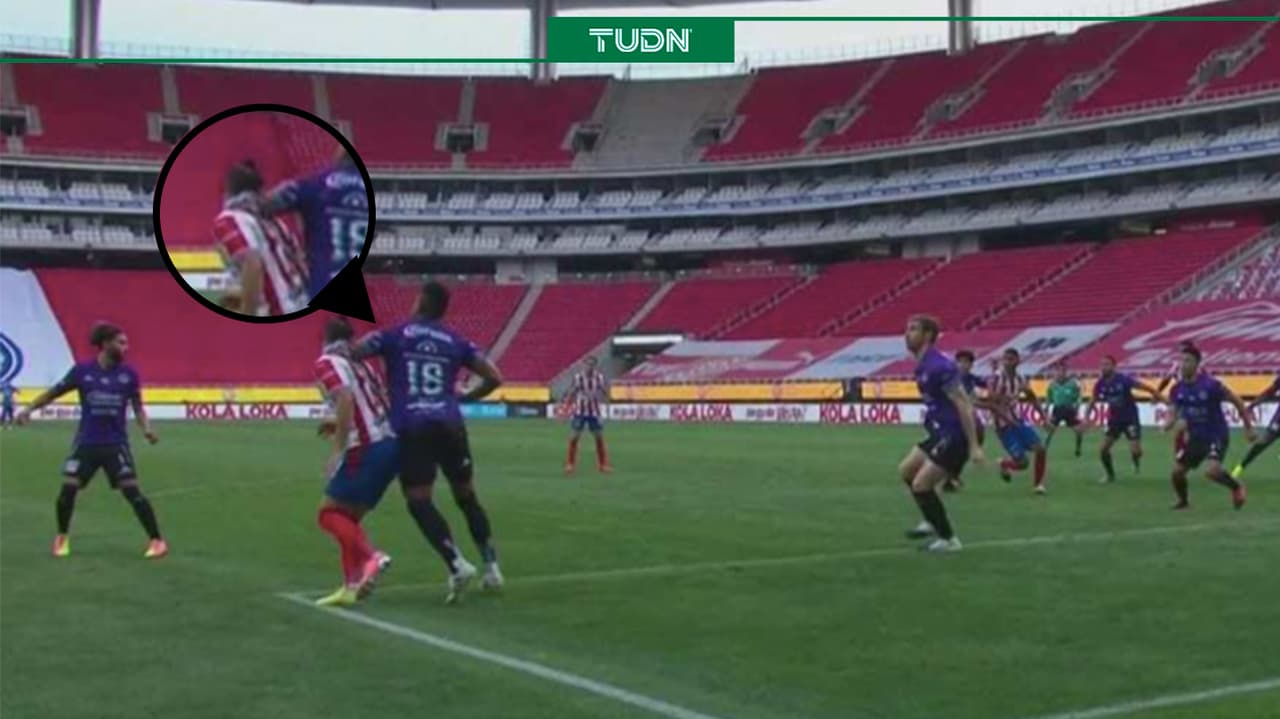 El codazo que el árbitro no vio y debió ser penal para Chivas