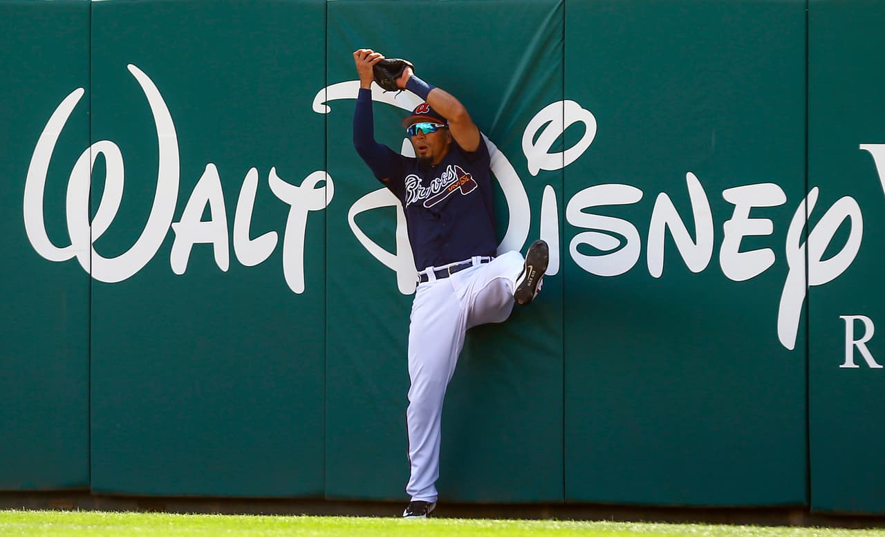 El jardinero derecho de los Atlanta Braves Rafael Ortega hace un atrapadón ante batazo de Kyle Tucker de los Houston Astros. La imagen justo en el momento que el outfielder se estrella en la barda.