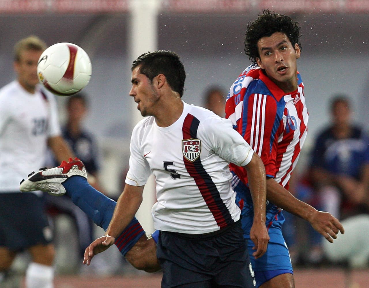 La Selección de Estados Unidos y su similar de Paraguay se han enfrentado en 6 ocasiones, siendo 2 victorias para los guaraníes, 2 empates y dos triunfos para los norteamericanos.