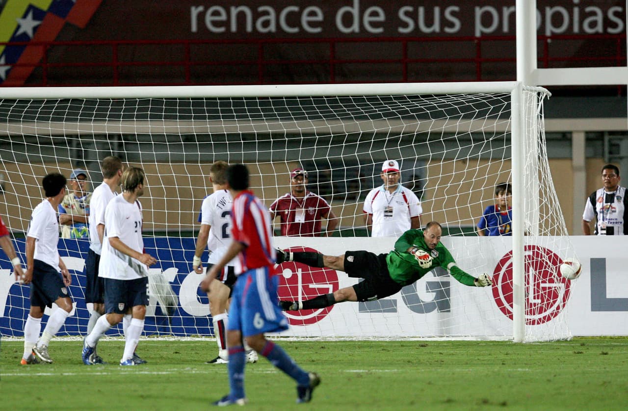 Sólo en una ocasión se han enfrentado en Copa América, siendo en el 2007 cuando la Selección de Estados Unidos cayó 1-3 ante Paraguay, con goles de Edgar Barreto, Oscar Cardozo y Salvador Cabañas, por parte de los guaraníes, el gol de la honra lo marcó Ricardo Clark.