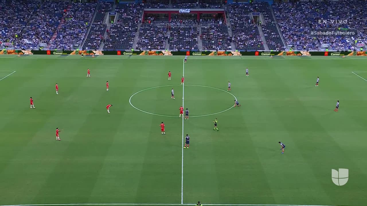 Arranca el partido y la pelota está en juego.