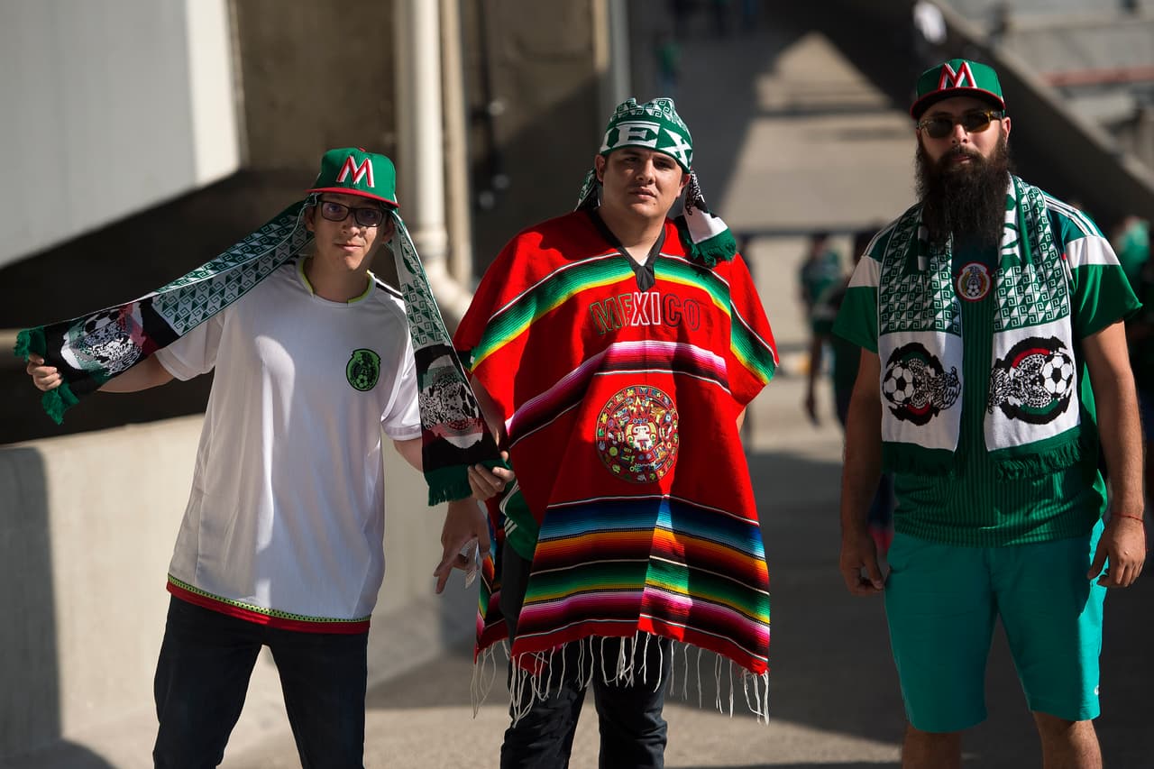 Las banderas, los atuendos típicos y el verde, blanco y rojo se hicieron presentes en el Estadio Azteca. Como siempre, la afición mexicana respondió para apoyar a la Selección.