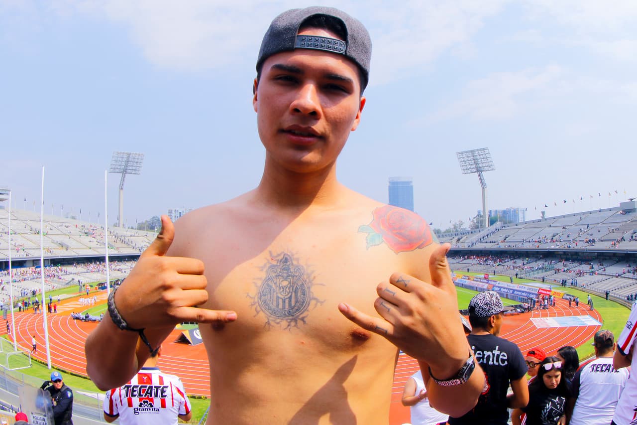 La pasión fluye entre los fanáticos de Pumas UNAM y Chivas de Guadalajara en el duelo de la Jornada 12 en el estadio Olímpico Universitario por el Clausura 2019 de la Liga MX.