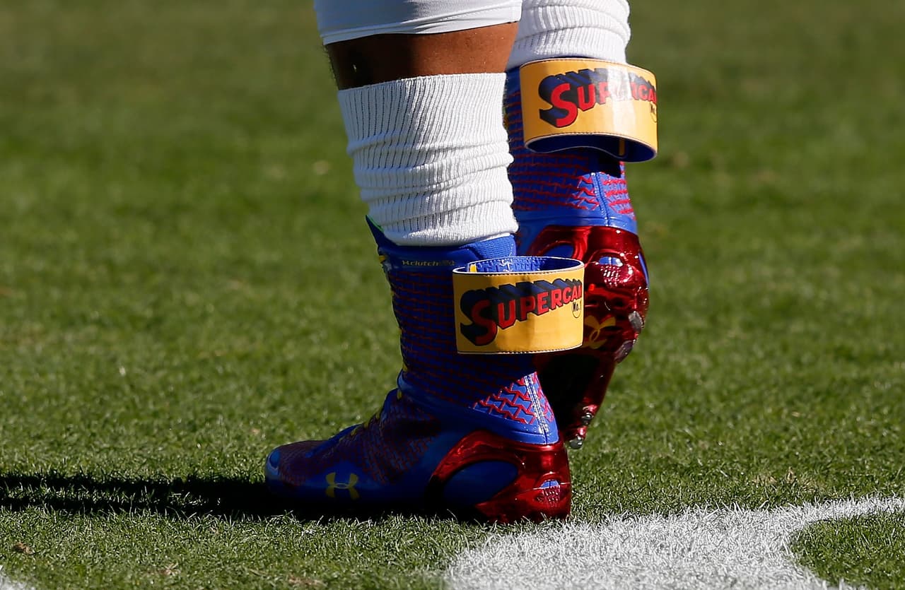 Hasta en sus tacos de juego también lleva el estilo fashion y su sello personal.