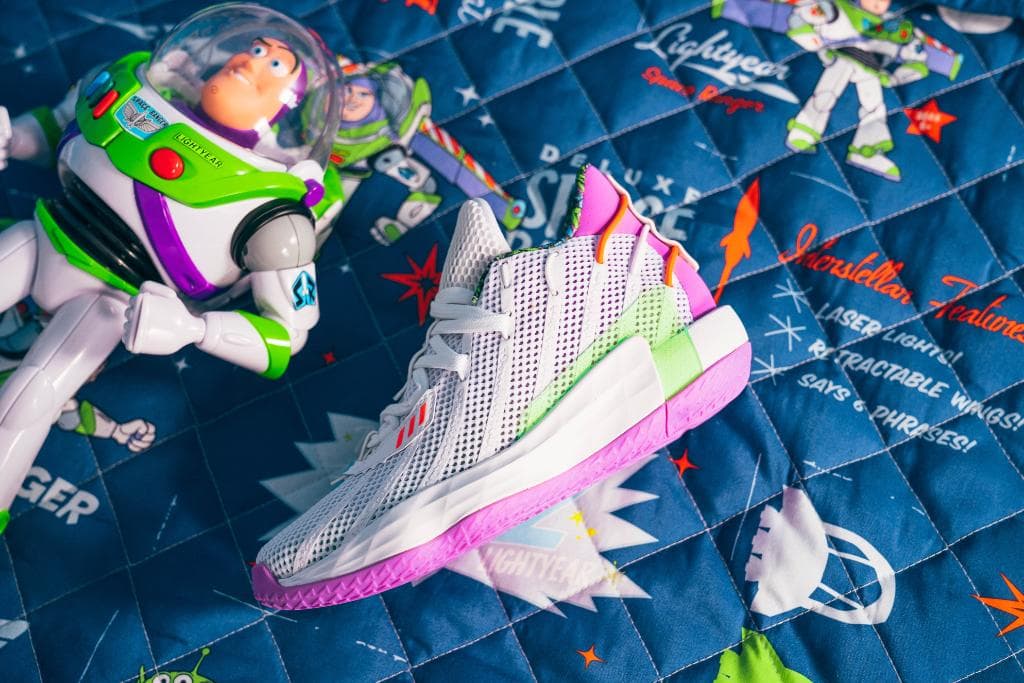 Con motivo de su 25 aniversario, Adidas y Pixar se unieron para realizar una colección de tenis y playeras muy coloridas y que rinden homenaje a los personajes de la saga más famosa del estudio.