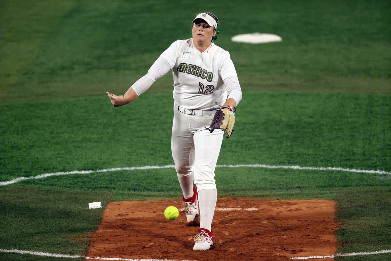 Jugadoras de softbol se disculpan por dejar sus uniformes